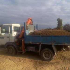 Camion benne grue Renault M200 pour livraison de 4 m3 de terre végétale